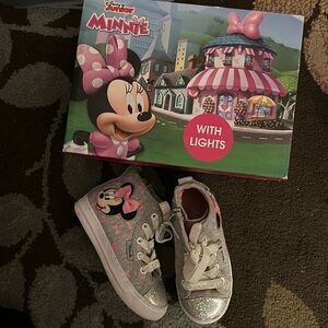 Minnie Mouse light up high top sneakers size 8. Zip up sides!